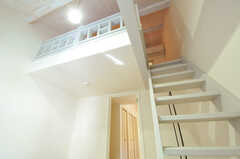 ロフトに上がる階段の様子。（202号室）(2013-03-12,専有部,ROOM,2F)
