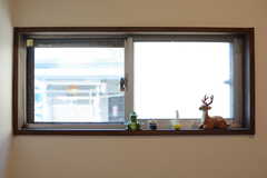 窓際には動物たちが休憩中。(2017-12-05,共用部,OTHER,2F)