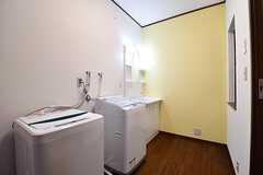 ランドリールームの様子。洗濯機が2台、洗面台が1設置されています。洗濯機の対面がトイレです。(2017-01-17,共用部,LAUNDRY,1F)