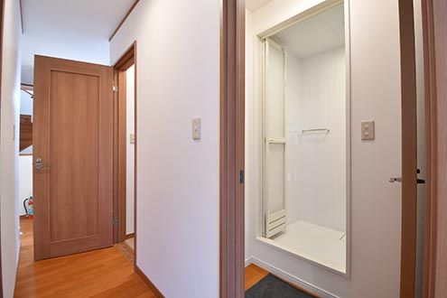 シャワールームが2室並んでいます。|2F 浴室