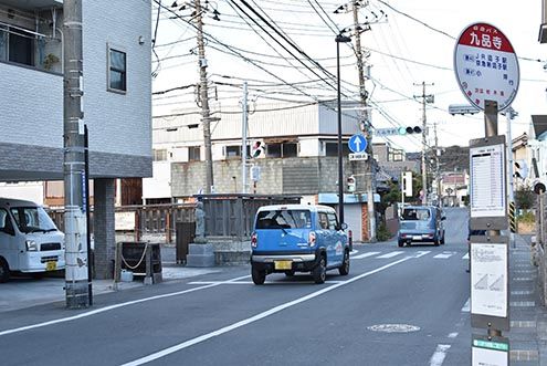 各線・逗子駅行きのバス停の様子。|1F 周辺環境