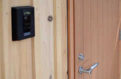 玄関ドア脇に、カメラ付きインターホンが設置されています。(2013-04-05,周辺環境,ENTRANCE,1F)