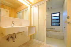 脱衣室の様子。洗面台が設けられています。(2013-04-05,共用部,BATH,1F)