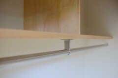 収納の下部にはポールが渡されていて、ハンガーなどを掛けられます。（102号室）(2013-04-05,専有部,ROOM,1F)
