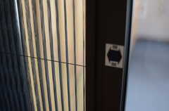 ベランダのドアには、網戸が取り付けられています。(2013-04-05,共用部,OTHER,2F)