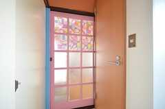 専有部のドアの様子。ガラスには目隠しのシールが張られています。（202号室）(2016-03-28,専有部,ROOM,2F)