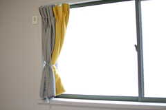 窓のカーテンはツートーンカラー。（205号室）(2022-12-23,専有部,ROOM,2F)