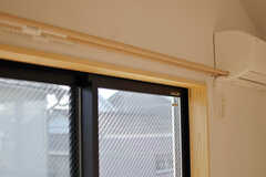窓枠も木製。カーテンレールも木目仕様です。（203号室）(2014-03-24,専有部,ROOM,2F)