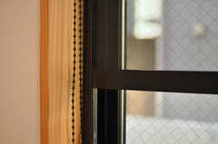 並んだ窓にはロール式の網戸が設置されています。（104号室）(2014-03-24,専有部,ROOM,2F)