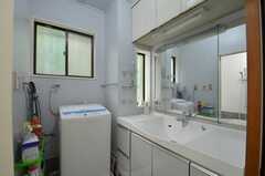 脱衣室に設置された洗面台と洗濯機の様子。(2014-06-17,共用部,LAUNDRY,1F)
