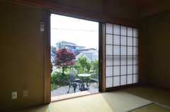 掃出窓からは庭が眺められます。（102号室）(2014-06-17,専有部,ROOM,1F)