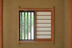 小さな窓の先にも竹が覗きます。（102号室）(2014-06-17,専有部,ROOM,1F)