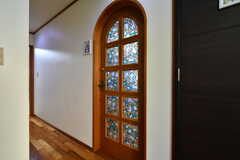 専有部のドアはアーチ型。（101号室）(2021-12-21,専有部,ROOM,1F)