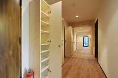 廊下には各部屋ごとの靴箱が設けられています。(2014-05-27,共用部,OTHER,2F)