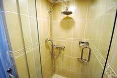 シャワールームの様子。脱衣室との仕切りはガラスです。(2014-05-27,共用部,BATH,3F)