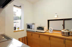 キッチン家電の様子。置いてある棚は個別のストッカーです。(2010-11-10,共用部,KITCHEN,1F)