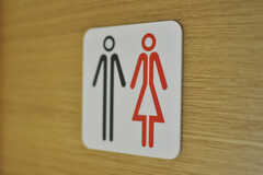 トイレのサイン。1Fは男女共用です。(2010-11-10,共用部,TOILET,1F)