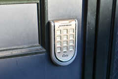 玄関の鍵はオートロック。(2021-12-13,周辺環境,ENTRANCE,1F)