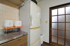 冷蔵庫の1つは両側から開けるタイプ。(2013-04-02,共用部,KITCHEN,1F)
