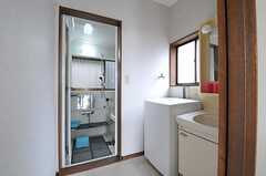 脱衣室には洗面台、洗濯機が設置されています。(2013-04-02,共用部,BATH,1F)