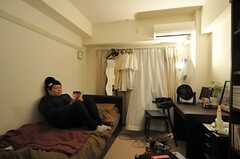 自室でくつろぐ入居者さんの様子。(2013-11-20,専有部,ROOM,4F)