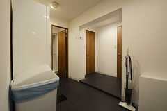 ベンダースペースの様子。奥に男性専用のバスルームとシャワールームがあります。(2014-08-19,共用部,OTHER,1F)
