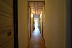 廊下の様子。左手のドアはワークスペースです。（A棟）(2019-03-01,共用部,OTHER,2F)