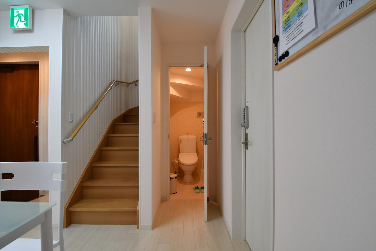 トイレは2室用意されています。トイレの脇が階段です。|1F トイレ