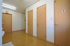 廊下の様子。トイレは男性用・女性用・男女兼用と分かれています。(2013-07-18,共用部,OTHER,2F)