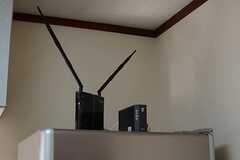 冷蔵庫の上には無線LANの機器が置かれています。(2013-12-24,共用部,LIVINGROOM,1F)