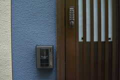 玄関の鍵はナンバー式。カメラ付きインターホンも設置されています。(2022-08-23,周辺環境,ENTRANCE,1F)