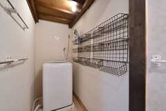 洗濯機の様子。部屋ごとに使える収納バスケットが設置されています。(2022-08-23,共用部,LAUNDRY,1F)