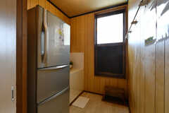 冷蔵庫と洗面台が設置されています。奥のドアからはベランダに出られます。(2022-08-23,共用部,OTHER,2F)