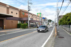 最寄りのスーパーの様子。スーパー周辺にはバス停があり、武蔵小杉駅行のバスにも乗れます。(2022-08-23,共用部,ENVIRONMENT,1F)
