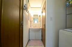 洗面台の様子。右手のドアはトイレ、洗面台の対面にバスルームがあります。(2013-04-26,共用部,OTHER,2F)