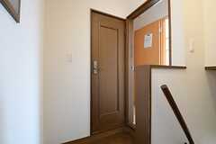 階段を上るとこんな感じ。正面のドアがトイレ、奥の廊下沿いに部屋があります。(2013-04-26,共用部,OTHER,3F)