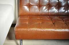 雰囲気のあるソファー。（303号室）(2013-04-26,専有部,ROOM,3F)
