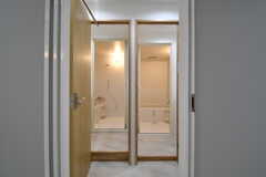 バスルームの脱衣室が2室並んでいます。バスルームの左手はランドリースペースです。(2017-12-25,共用部,BATH,1F)