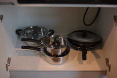 フライパンや鍋類はヒーター下に収納されています。(2021-06-10,共用部,KITCHEN,1F)