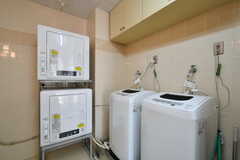 洗濯機と乾燥機の様子。(2021-06-10,共用部,LAUNDRY,1F)