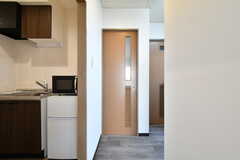 正面のドアがバスルーム、右手に玄関とトイレがあります。（107号室）(2021-06-10,専有部,ROOM,1F)