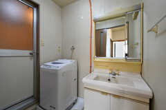 脱衣室の様子。洗面台と洗濯機が設置されています。（107号室）(2021-06-10,専有部,ROOM,1F)