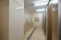 トイレには立ち式トイレも備わっています。(2021-06-10,共用部,TOILET,3F)