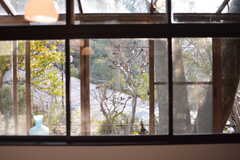 窓からは庭が見えます。（103号室）(2019-03-14,専有部,ROOM,1F)