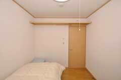 専有部の様子3。ドアの上には収納棚がある。（105号室）(2009-11-05,専有部,ROOM,1F)