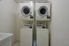 コイン式洗濯機と乾燥機の様子。(2012-03-29,共用部,LAUNDRY,1F)