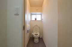 トイレの様子。トイレットペーパーはジャンボロールなので、交換の頻度が少なくてすみます。(2012-03-29,共用部,TOILET,1F)