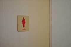 女性用トイレのサイン。(2012-03-29,共用部,TOILET,2F)