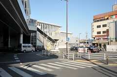 登戸駅周辺には飲食店などが立ち並ぶ商店街があります。(2012-03-29,共用部,ENVIRONMENT,1F)