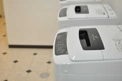 洗濯機が3台設置されています。(2014-03-24,共用部,LAUNDRY,1F)